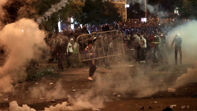 Beyrut'taki gece eylemine yine polis müdahalesi: Onlarca kişi yaralandı