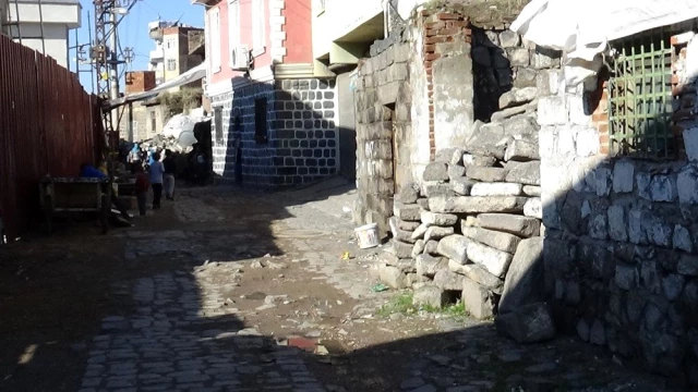 Diyarbakır'da gergin anlar! Mahalle sakinleri polis ekiplerine 'tarihi' taşlarla saldırdı