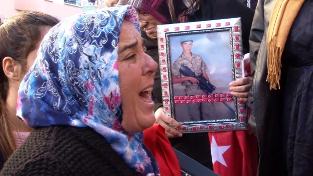HDP'li vekillerin binaya geldiğini gören acılı anneler, sinir krizi geçirdi