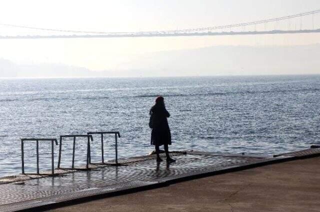 İstanbul'da yoğun sisten dolayı Boğaz, transit gemi geçişlerine kapatıldı