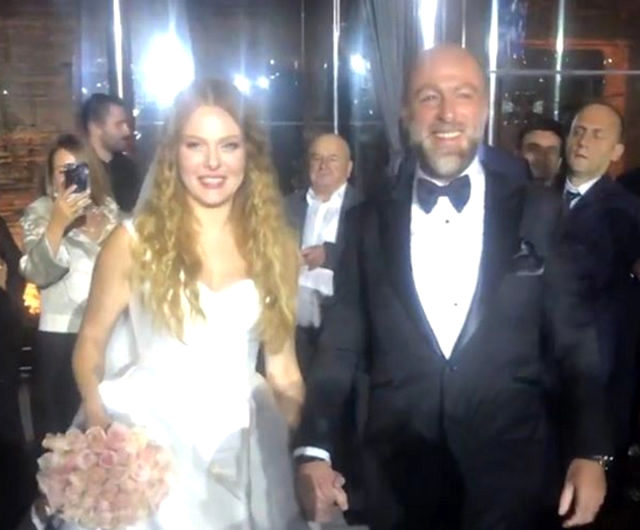 Oyuncu Naz Elmas, dün akşam Erol Özmandıracı ile evlendi