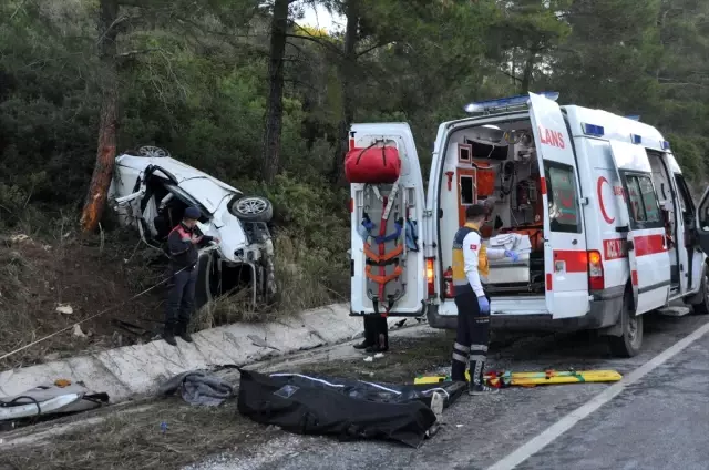 Kontrolden çıkarak 200 metre sürüklenen lüks otomobilde araç sürücüsü kurtuldu, 2 kişi hayatını kaybetti