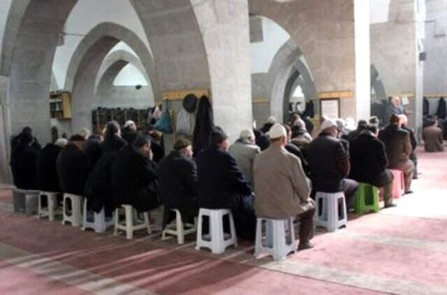 Camilerde tabure ve sandalye üzerinde namaz kılma devri kapandı