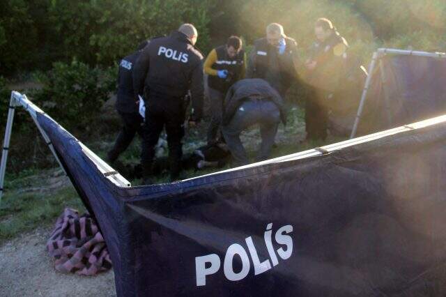 İple boğularak öldürülen adamın cesedi battaniyeye sarılmış şekilde bulundu İple boğularak öldürülen adamın cesedi battaniyeye sarılmış şekilde bulundu