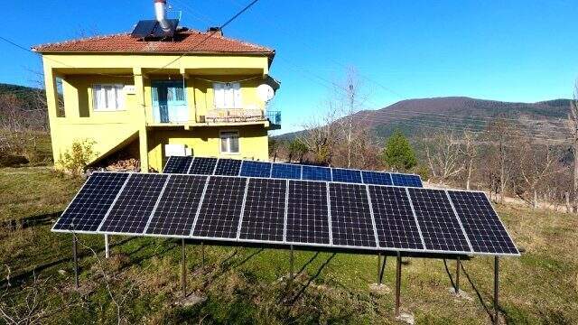 Kezban Teyze, Almanya'da gördüğü güneş enerji santralini köyüne kurdu Kezban Teyze, Almanya'da gördüğü güneş enerji santralini köyüne kurdu