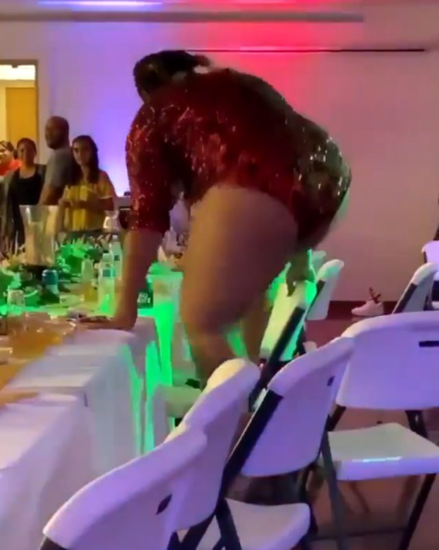 ABD'li rap şarkıcısı Lizzo, masanın üstünde dans etmek isteyince masa kırıldı