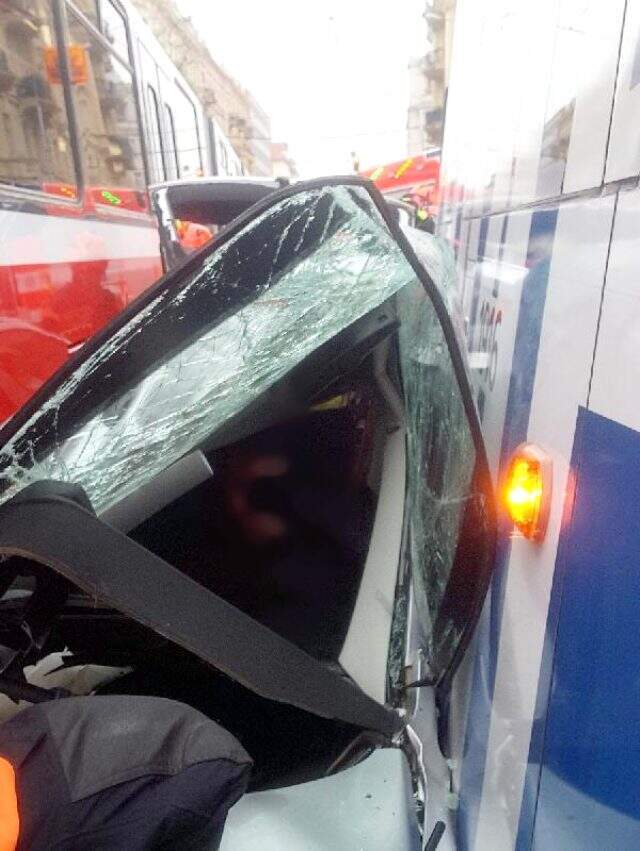 Tramvayların arasında sıkışan otomobilden sağ kurtuldu Tramvayların arasında sıkışan otomobilden sağ kurtuldu