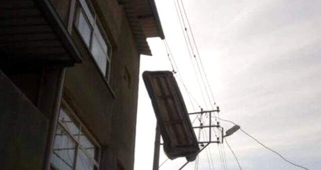 Akılalmaz görüntü: Elektrik direğine kuş yerine çekyat kondu! Elektrik teline takılan çekyatı görenler neye uğradığını şaşırdı!