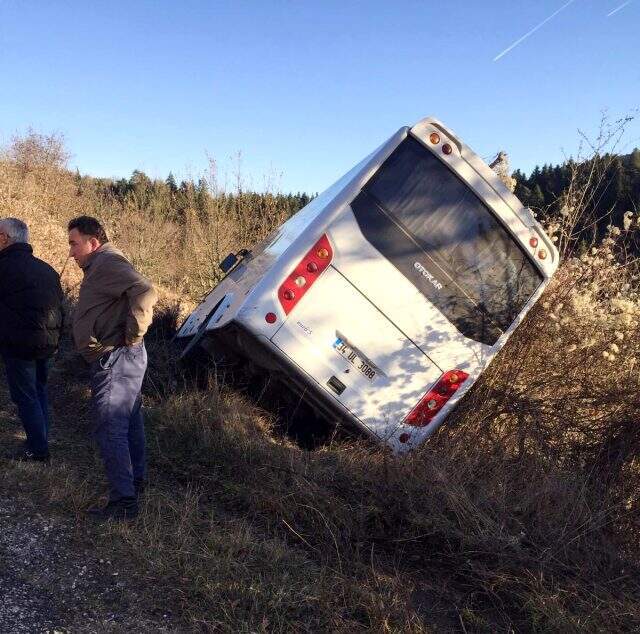İnanılmaz kaza! Yolcu şoförün üzerine düşünce araç şarampole devrildi: 5 yaralı