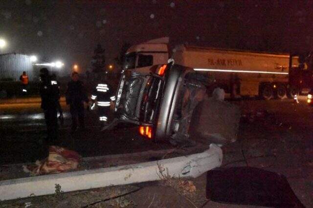 Aydınlatma direğine çarpan otomobilin sürücüsü öldü Aydınlatma direğine çarpan otomobilin sürücüsü öldü