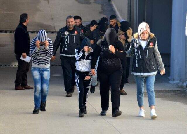 Bereyle yüzünü tamamen kapatan şüpheli, yürümekte zorlandı Bereyle yüzünü tamamen kapatan şüpheli, yürümekte zorlandı