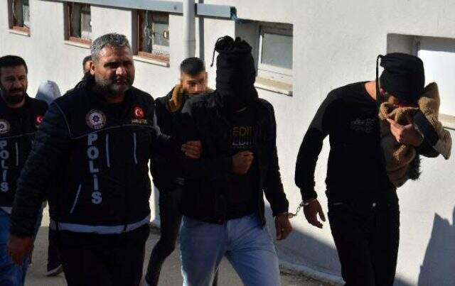 Bereyle yüzünü tamamen kapatan şüpheli, yürümekte zorlandı Bereyle yüzünü tamamen kapatan şüpheli, yürümekte zorlandı