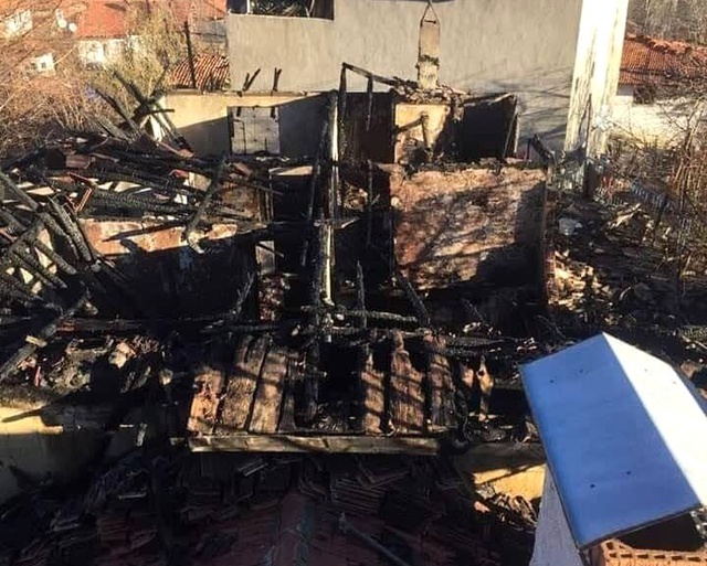 78 yaşındaki felçli kadın bir hafta önce eşini kaybetti, evi yanınca sokakta kaldı