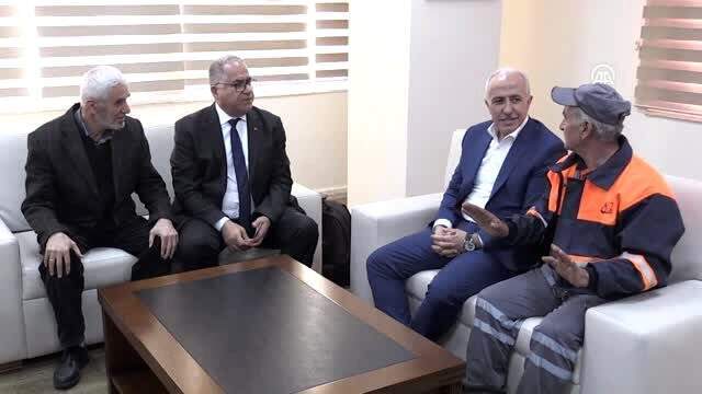 Halay çekerek sokağı temizleyen işçi, bir maaş ikramiye ile ödüllendirildi