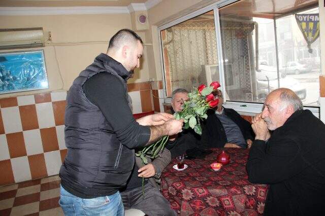 Kahvehane işletmecisinden alkışlanacak yazı: Kadınlar bize Allah'ın hediyesidir, kadın şiddetine hayır!