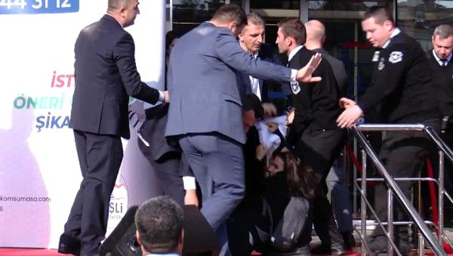 Kılıçdaroğlu'nun katıldığı açılış öncesi pankart açmak isteyen kadına müdahale!