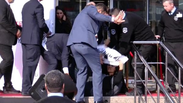 Kılıçdaroğlu'nun katıldığı açılış öncesi pankart açmak isteyen kadına müdahale!