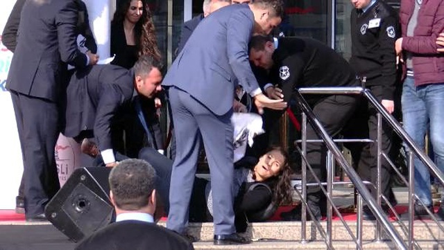 Kılıçdaroğlu'nun katıldığı açılış öncesi pankart açmak isteyen kadına müdahale!