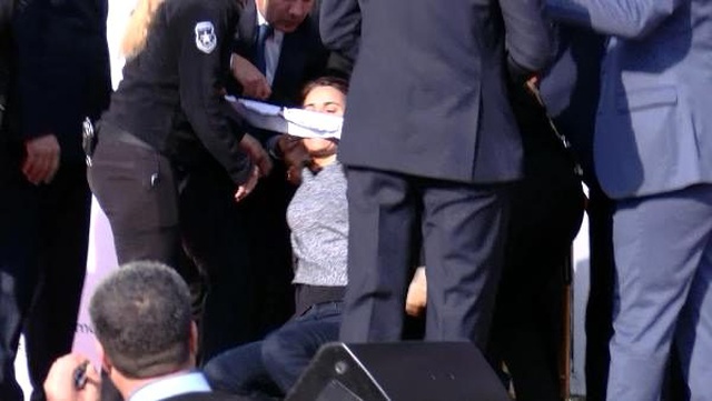 Kılıçdaroğlu'nun katıldığı açılış öncesi pankart açmak isteyen kadına müdahale!
