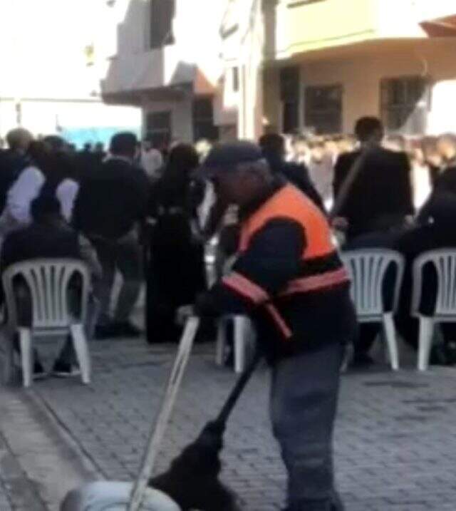 Müziğe kendini kaptıran temizlik işçisinin dansı sosyal medyayı salladı Müziğe kendini kaptıran temizlik işçisinin dansı sosyal medyayı salladı