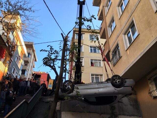 Otomobil 5 metreden bahçeye uçtu, oyun oynayan çocuklar 5 dakikayla kurtuldu Otomobil 5 metreden bahçeye uçtu, oyun oynayan çocuklar 5 dakikayla kurtuldu