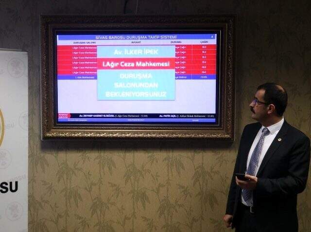 Türkiye'de hayata geçirilen proje ile adliye koridorlarında mübaşir sesi son buldu ve bir ilk gerçekleşti