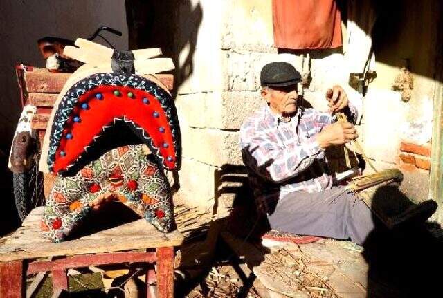 62 yaşındaki usta, yok olmaya başlayan mesleğini semer yaparak yaşatıyor 62 yaşındaki usta, yok olmaya başlayan mesleğini semer yaparak yaşatıyor