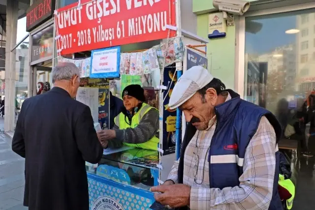 Vatandaşlar, iki yıl önce 61 milyon liranın isabet ettiği bileti satan bayiye akın ediyor