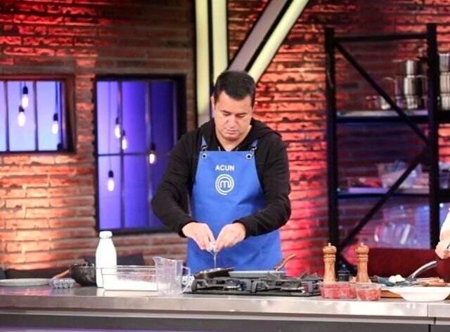 Acun Ilıcalı, konuk olduğu MasterChef stüdyosunda temizlik yapınca Instagram'dan yorum yağdı