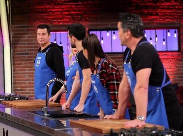 Acun Ilıcalı, konuk olduğu MasterChef stüdyosunda temizlik yapınca <a class='keyword-sd' href='/instagram/' title='Instagram'>Instagram</a>'dan yorum yağdı