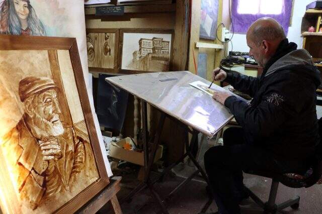 Karabükte bir ressam, tablolarını kahve ile yapmaya başladı