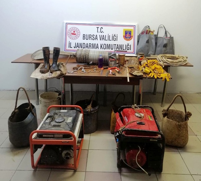 Kaçak define avcılarına yapılan operasyonda 13 kişi gözaltına alındı
