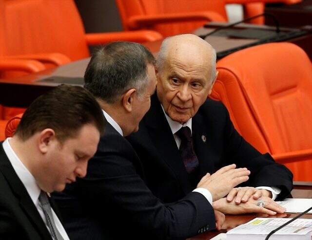 Bütçe görüşmelerinin son gününde Bahçeli'nin HDP'li başkanlara bakışı dikkat çekti Bütçe görüşmelerinin son gününde Bahçeli'nin HDP'li başkanlara bakışı dikkat çekti