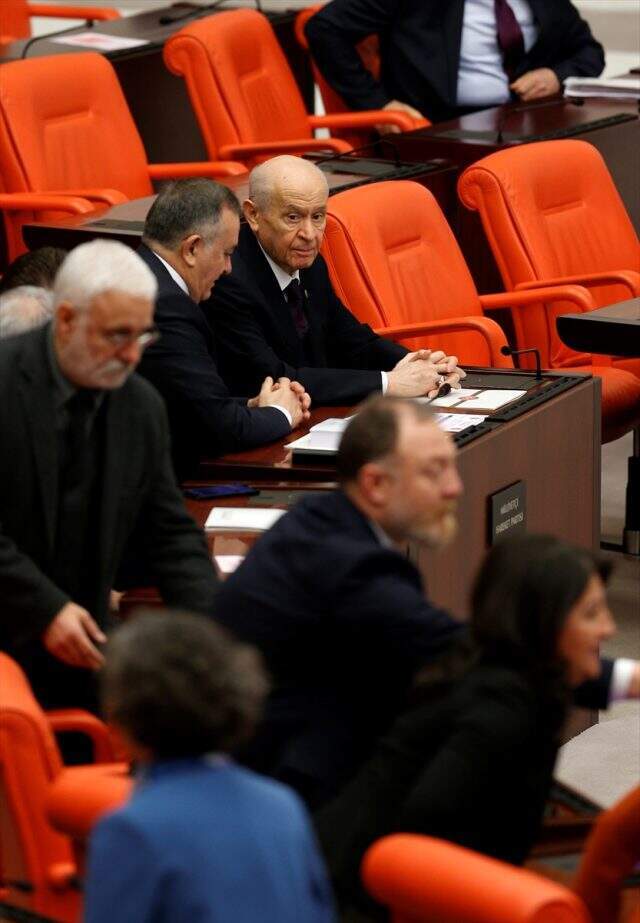 Bütçe görüşmelerinin son gününde Bahçeli'nin HDP'li başkanlara bakışı dikkat çekti Bütçe görüşmelerinin son gününde Bahçeli'nin HDP'li başkanlara bakışı dikkat çekti