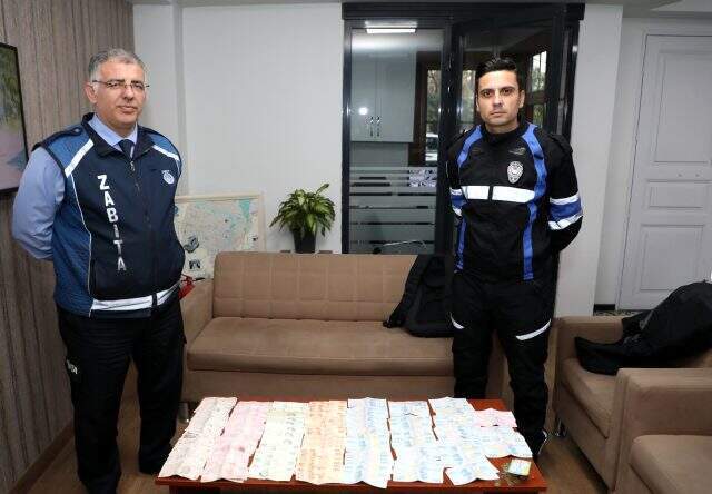 Dilencinin üzerinden çıkan para miktarı şoke etti Dilencinin üzerinden çıkan para miktarı şoke etti