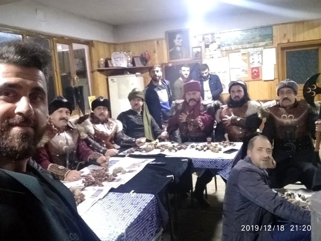 Kuruluş Osman dizisini alp kıyafeti giyip kılıç kuşanarak izliyorlar