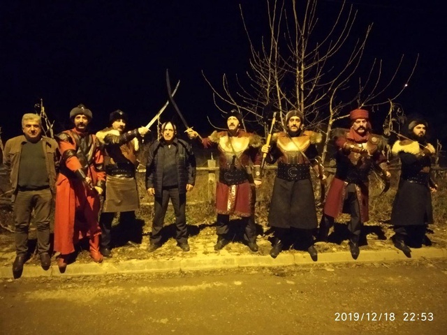 Kuruluş Osman dizisini alp kıyafeti giyip kılıç kuşanarak izliyorlar