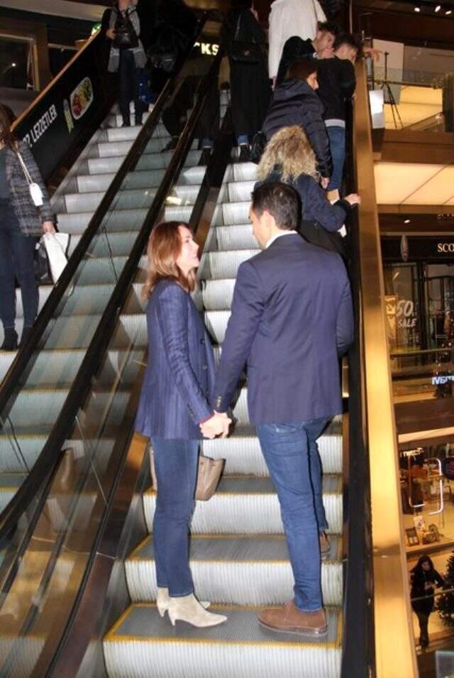 Demet Şener ve Cenk Küpeli, alışveriş merkezinde öpüşürken görüntülendi