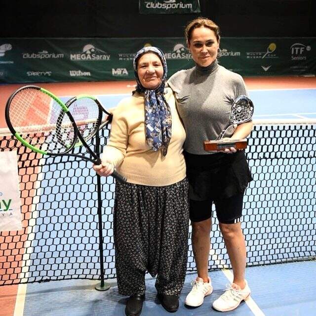 Hülya Avşar, siyah mayosuyla havuza atladığı anların videosunu paylaştı