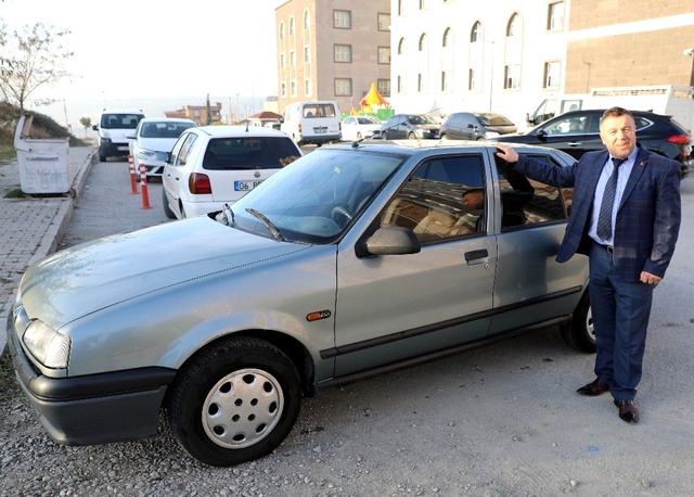 Kendisine ceza yazdırmak için 1 saat trafik polisi aradı