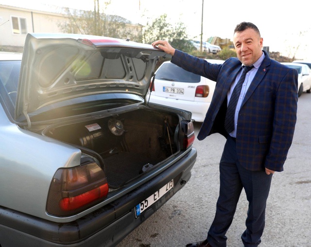 Kendisine ceza yazdırmak için 1 saat trafik polisi aradı