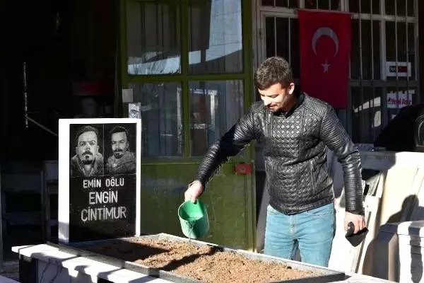 Rüyasında öldüğünü gören genç mermer ustası, kendi mezarını yaptı