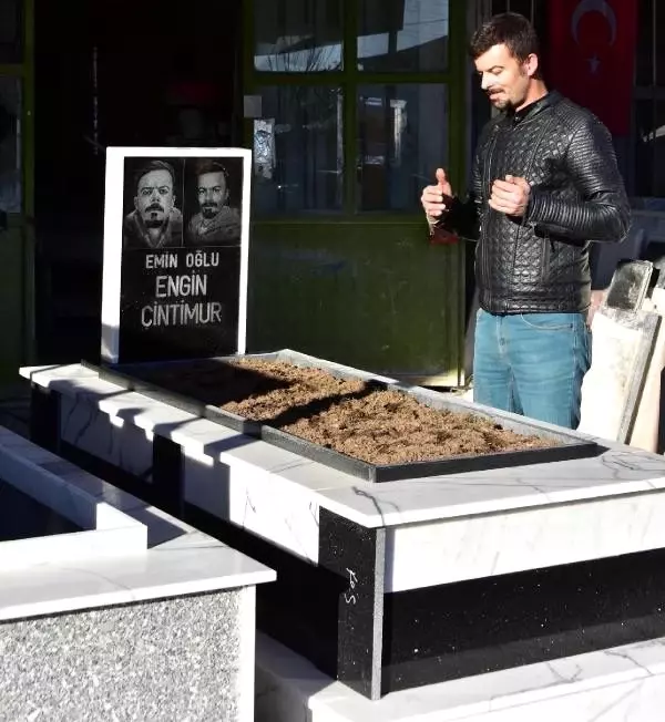 Rüyasında öldüğünü gören genç mermer ustası, kendi mezarını yaptı