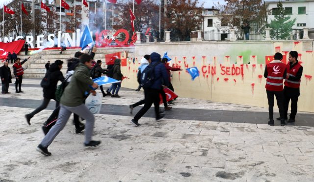 Şanlıurfa ve Sivas'ta Çin protestoları! Kartondan inşa edilen Çin Seddi'ni yıktılar
