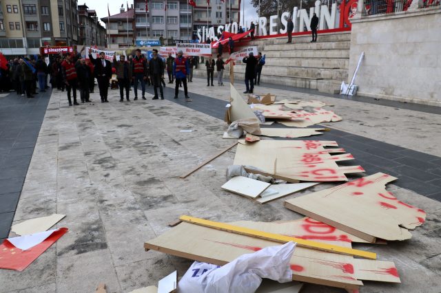 Şanlıurfa ve Sivas'ta Çin protestoları! Kartondan inşa edilen Çin Seddi'ni yıktılar