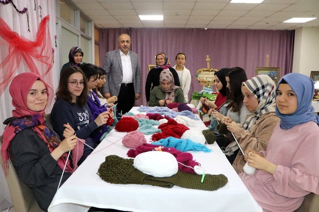 Üniversiteli kız öğrenciler, ihtiyaç sahibi çocuklar için atkı, bere ve eldiven üreterek yürekleri ısıtıyor