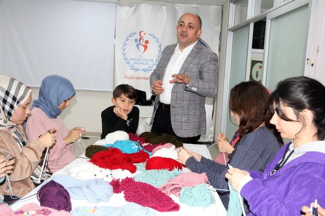 Üniversiteli kız öğrenciler, ihtiyaç sahibi çocuklar için atkı, bere ve eldiven üreterek yürekleri ısıtıyor