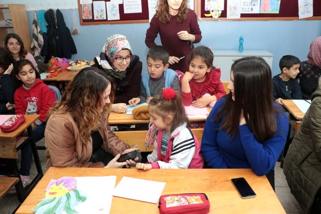 Üniversiteli kız öğrenciler, ihtiyaç sahibi çocuklar için atkı, bere ve eldiven üreterek yürekleri ısıtıyor