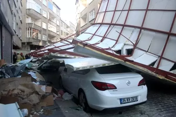 Beyoğlu'nda lodos iş hanının çatısı araçların üzerine uçtu