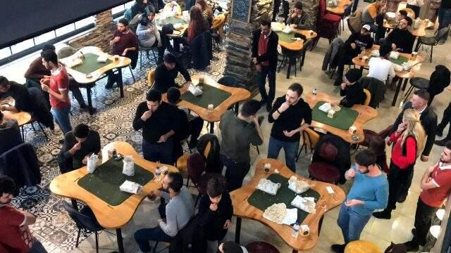 Kafe işletmecisi, öğrencilere destek amaçlı çekirdek çitleme yarışması düzenledi